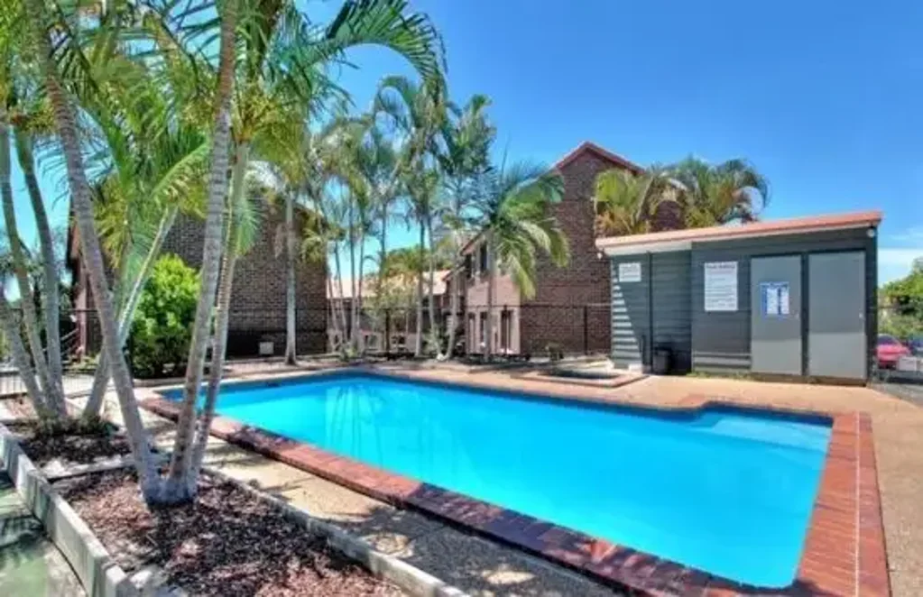 Apartment Located Logan Central, walk to Shopping Center and Bus Station