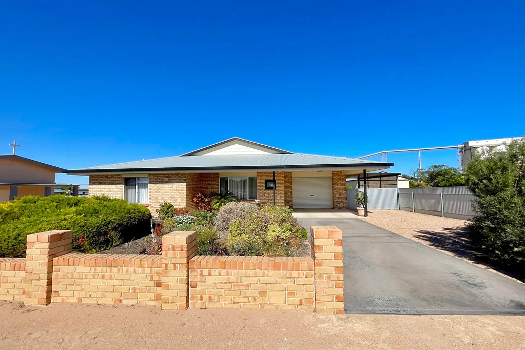Thevenard 6Habitaciones Magnificent Modern Home on Double Block – With Cottage & Shedding!