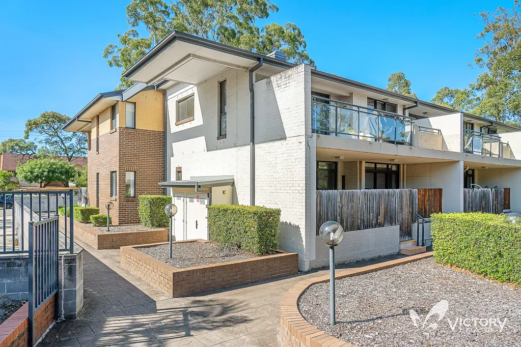 Baulkham Hills 3Habitaciones Ground Floor Oasis with Double Parking | Rare 3-Bed + Study Opportunity