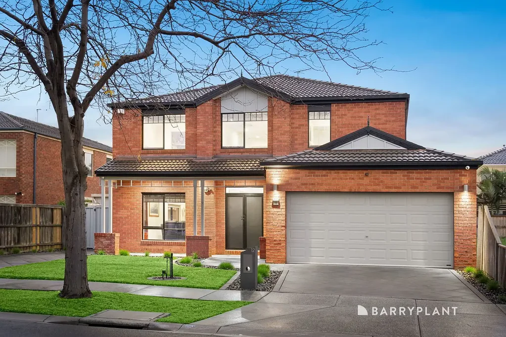Bundoora 4房 宽敞地块 512平米 Smeg厨房 Bosch电器 带顶棚户外区 盐水泳池 主卧按摩浴缸 分区供暖 冷却系统 太阳能电池板 全屋百叶窗 安全系统 临近大学购物中心 Resort-Style Family Luxury in Prestigious Botanica Park