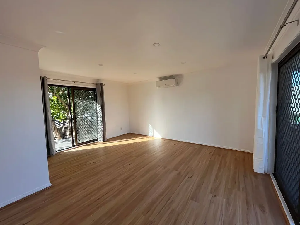 STEPS FROM THE BEACH (180m) - RENOVATED!
