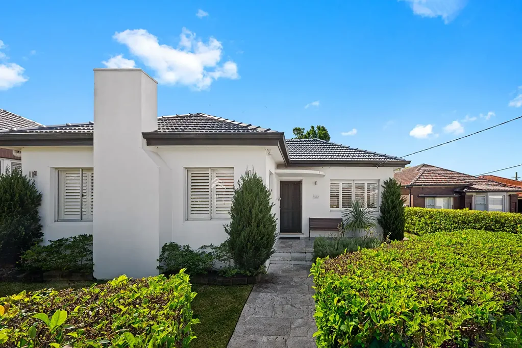 Russell Lea 3Zimmer Sought after position with a north facing rear yard.