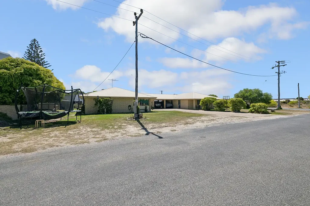 Lancelin 5कमरा A RARE COASTAL OPPORTUNITY WITH TWO HOMES ON ONE TITLE