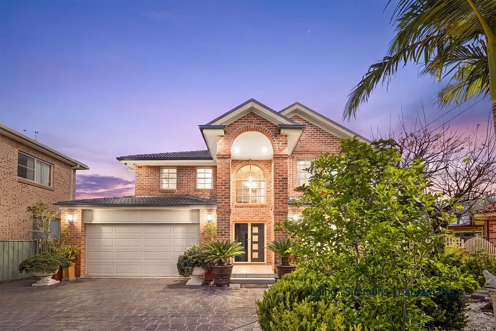Canley Vale 6ਬੈੱਡਰੂਮ GRAND FAMILY LIVING IN A CONVENIENT CANLEY VALE LOCATION