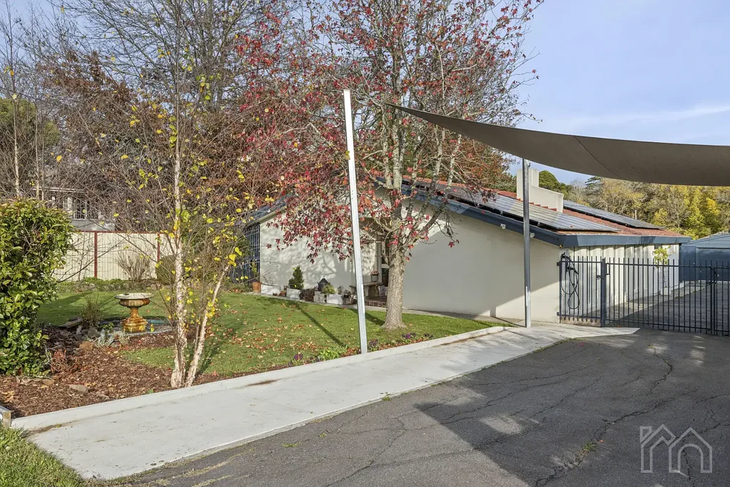 Kyneton 3房  Sustainable Seventies Sophistication in a Premier Kyneton Locale