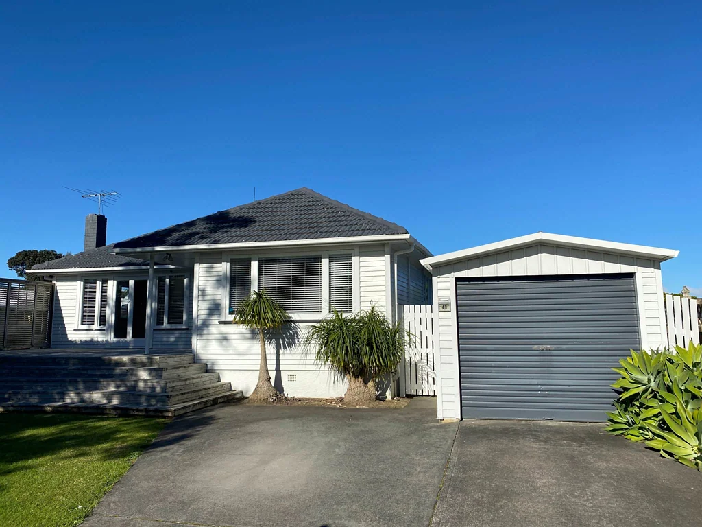 Move-In Ready Family Home – Great Location & L...