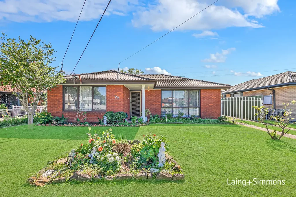 Mount Druitt 3房 街道高处砖砌宅 575.4sqm宽地 自然采光充沛 起居用餐独立 pergola露台 私密庭院 厨房复古 三卧带扇 独车库近商圈 Elevated brick home set on a generous 575.4sqm block with future scope