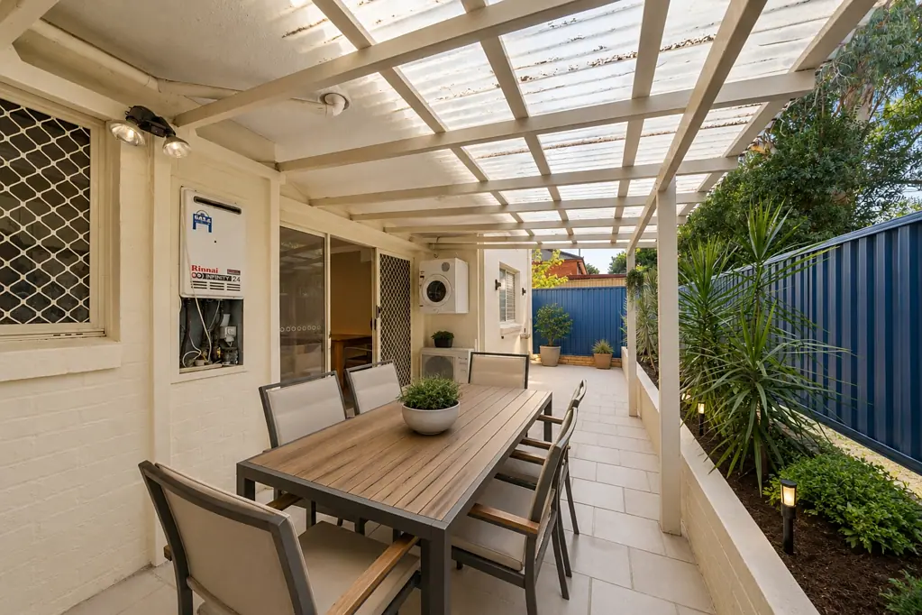 Auburn 2房  Private Ground Floor Apartment with Oversized Entertainer's Courtyard
