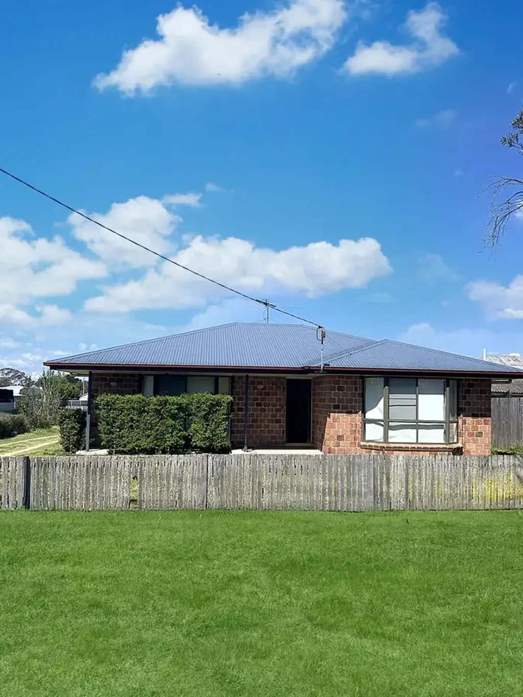 🏡 Neat & Tidy 3-Bedroom Brick Home for Rent – Applethorpe