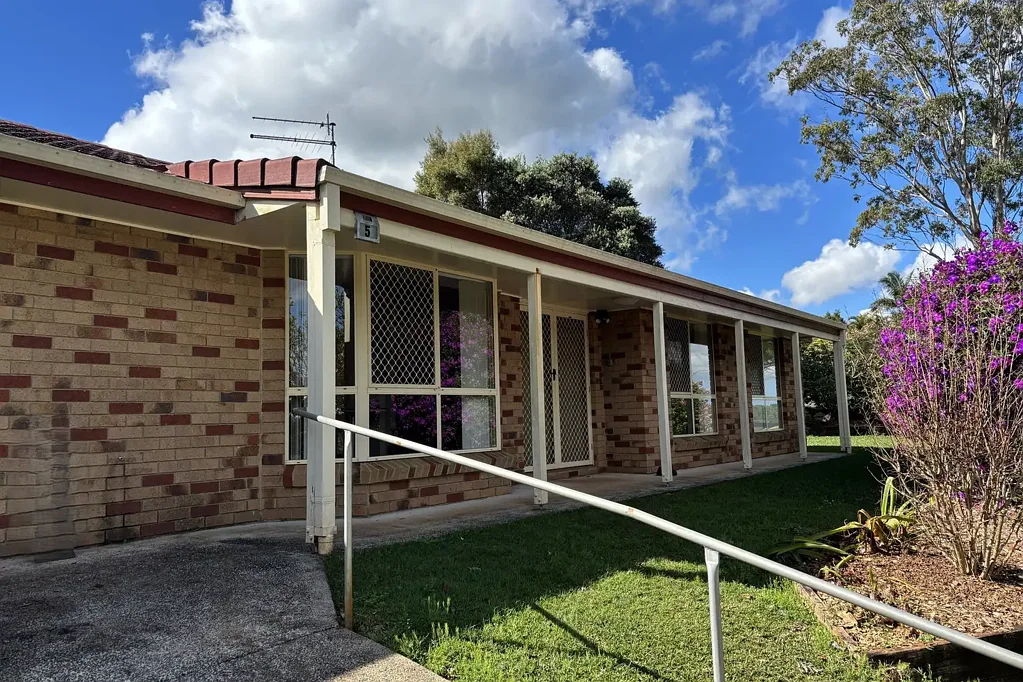 RELAXED LIVING WITH LAWN/GARDEN CARE INCLUDED