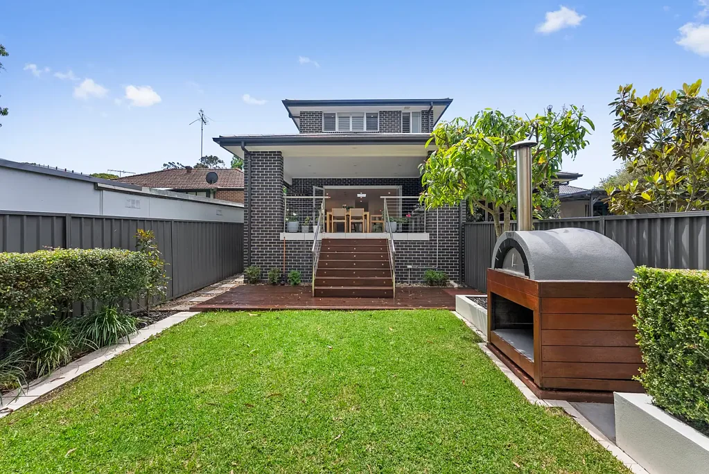 North Strathfield 4房 宽敞双厅露台 早餐吧台厨房 四卧带主卧套房 无障碍设计 步行火车站学校 咖啡馆餐厅近 Delightful Discovery with Every Step