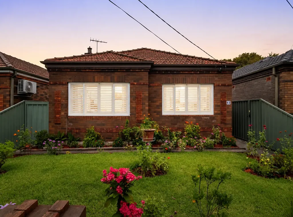 Spacious Fresh Freestanding House With A Huge Garage/Workshop