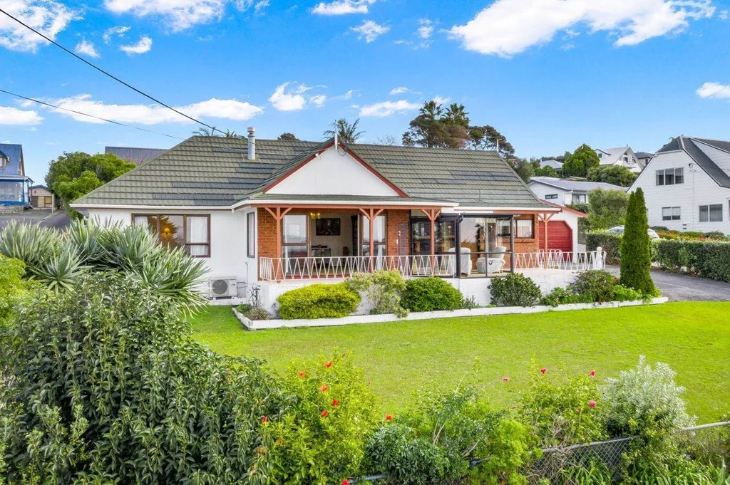 Stanmore Bay 3房  1970s Coastal Gem–Sea Views, Full Site, Potential!