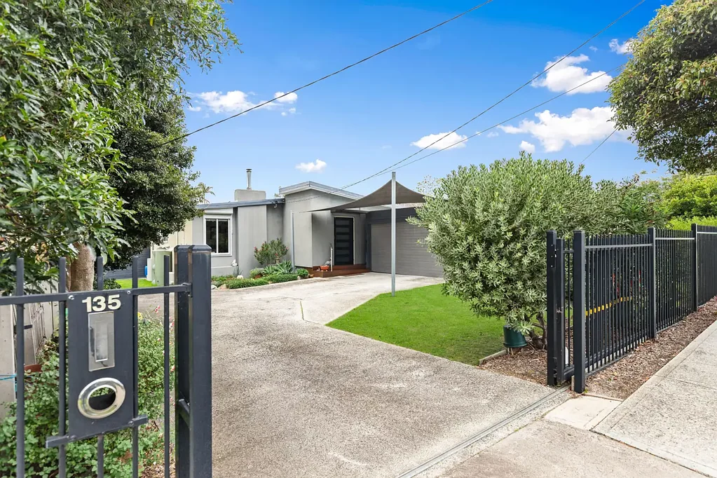 Frankston 4chambre Bring All The Boy Toys! A Huge 1012m in Frankston High School Zone