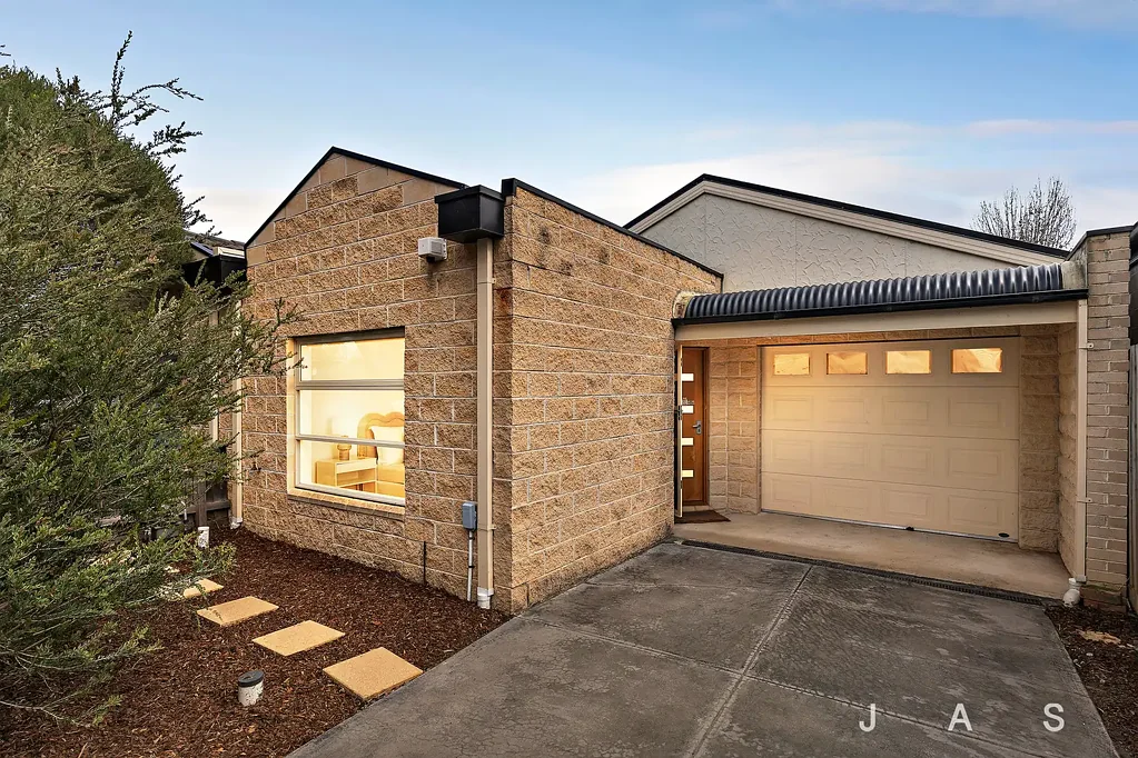 Newport 3房 绿树成荫的 Newport 环境中的轻松单层生活 Effortless Single-Level Living in a Leafy Newport Setting