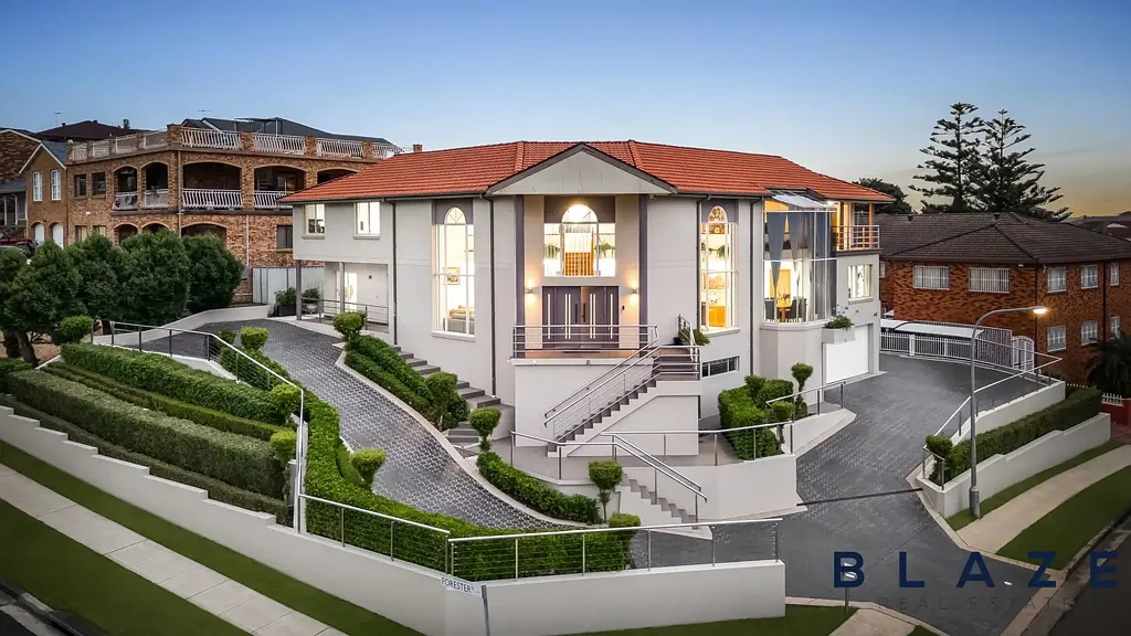 Bossley Park 6房 标志性建筑立面 蜿蜒曲线入口 双层中庭设计 全景落地窗墙 六卧主套阳台 厨房早餐吧位 度假村泳池区 全地下车库三车位 多露台独家死胡同 FOR SALE