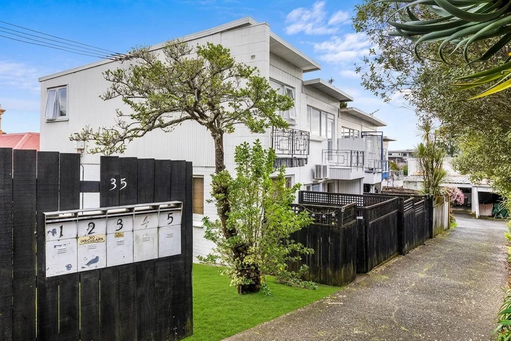 2-Bedroom Unit in Double Grammar Zone!