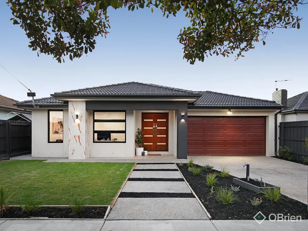 Oakleigh South 5 Slaapkamer Single-Level Showpiece Zoned for Oakleigh South Primary School