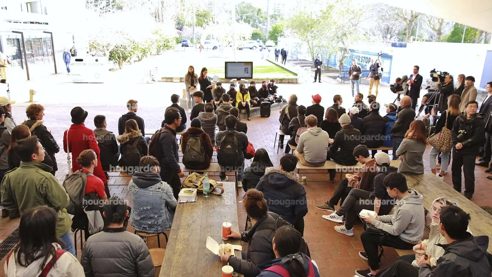 后花园记者现场直击奥大校园活动 有警员到场戒备