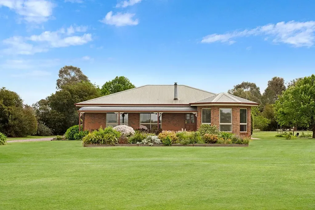 41 Frontage Road, Lake Bolac, VIC 3351
