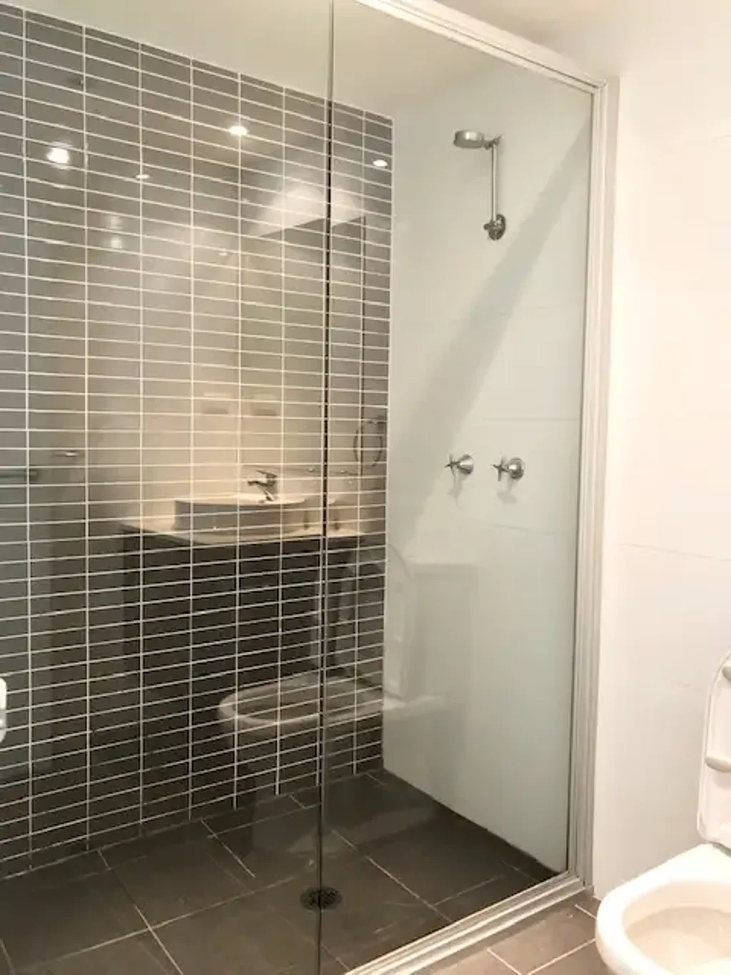 WELL MAINTAINED SPLIT LEVEL APARTMENT!!!