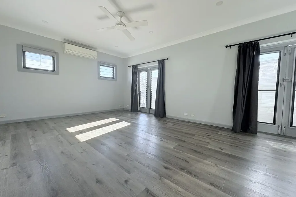 Private Renovated Apartment - Enter Via Rear Lane