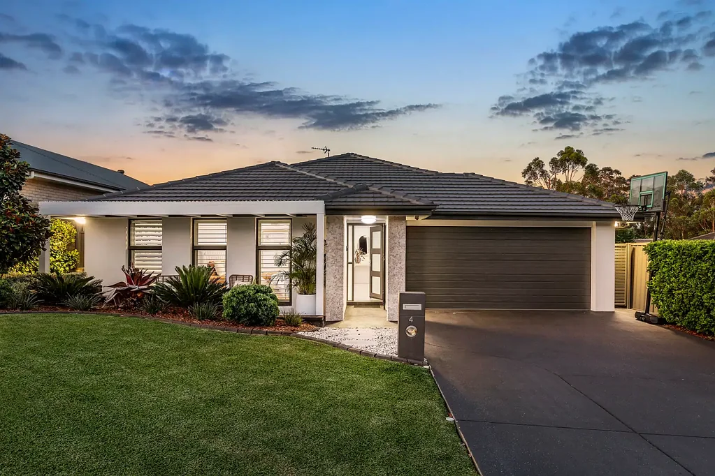 Fletcher 4Kwarto One-of-A-Kind Coastal-Inspired Retreat with Crisp Showroom Finish