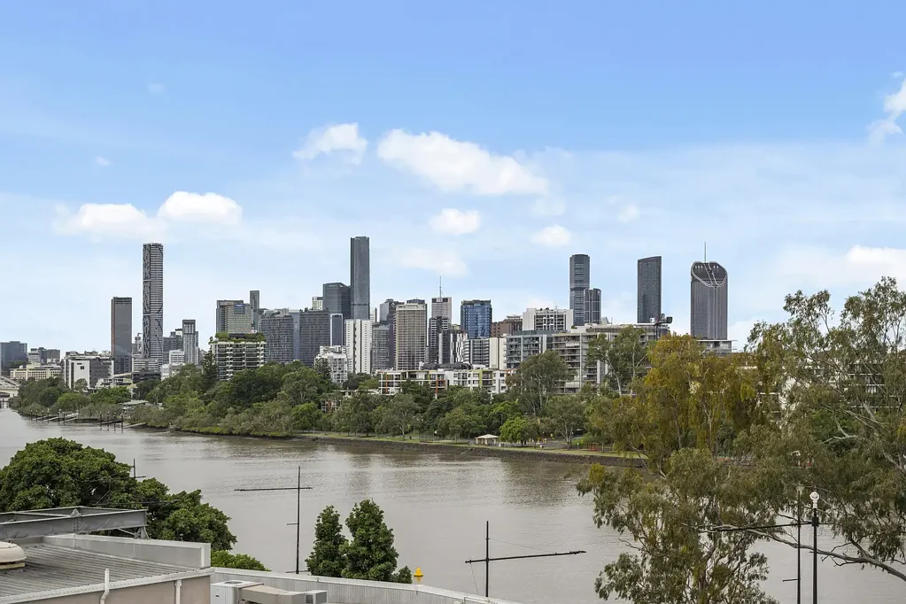 Toowong 2ห้องนอน Elevated Riverfront Living with Spectacular Brisbane River Views!