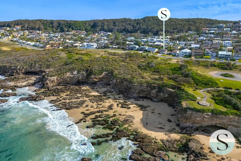 Caves Beach 4 Slaapkamer Fabulous Frontline Beach House, Sensational Sand & Surf Views to Moon Island, One Level Living to the Backyard & Deck, Self Contained Guest House!