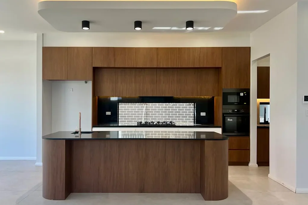 Box Hill 5房 建筑师设计双层 320sqm地块 五卧带步入式衣帽间 宏伟主套房 设计师厨房 独立备餐区 专用家庭办公室 宽敞双车库 美丽景观花园 学区房 便捷交通 Architectural Elegance with 3 Kitchens & Dual Master Suites..!