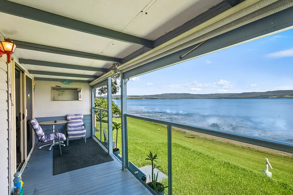 Windang 2कमरा WATERFRONT LIFESTYLE AWAITS - RELAXED LIVING BY LAKE ILLAWARRA