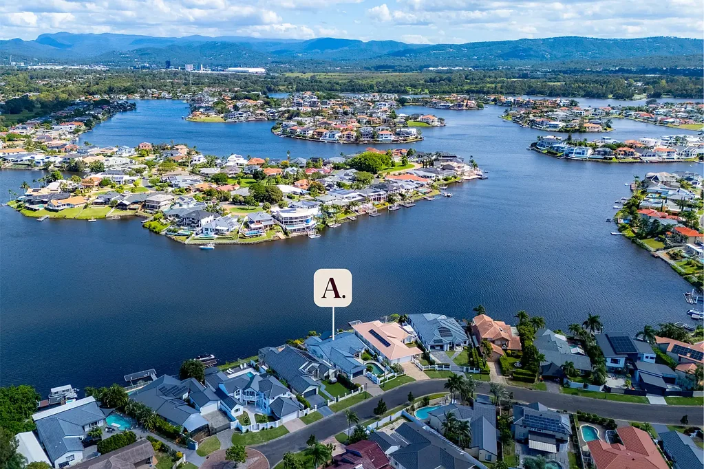 Clear Island Waters 4房  Waterfront Living Meets A Prestigious Address