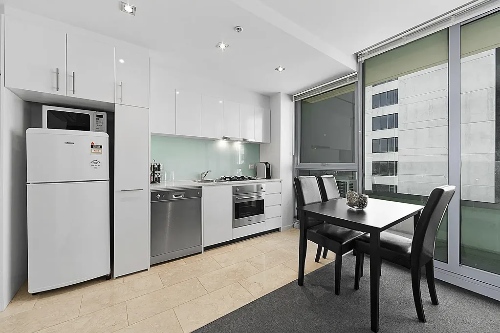 CITY-EDGE LIVING IN COMFORTABLE UNFURNISHED ONE BEDROOM APARTMENT