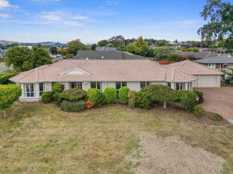 Cambridge 4房  Comfortable, Spacious, Location !!