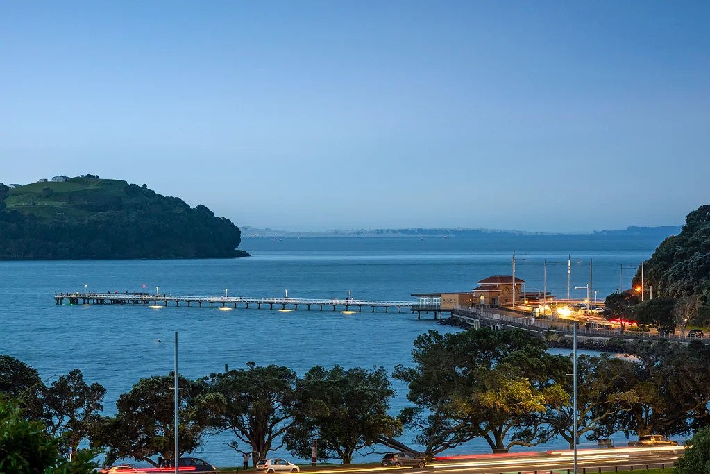 Orakei 3房 高地联排别墅，饱览海湾全景，宽敞空间，通勤无忧，专业人士/小户型买家首选！ Elevated Living with Sparkling Bay Views