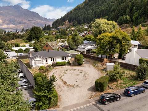 Queenstown 4房  Development Opportunity with Holding Income