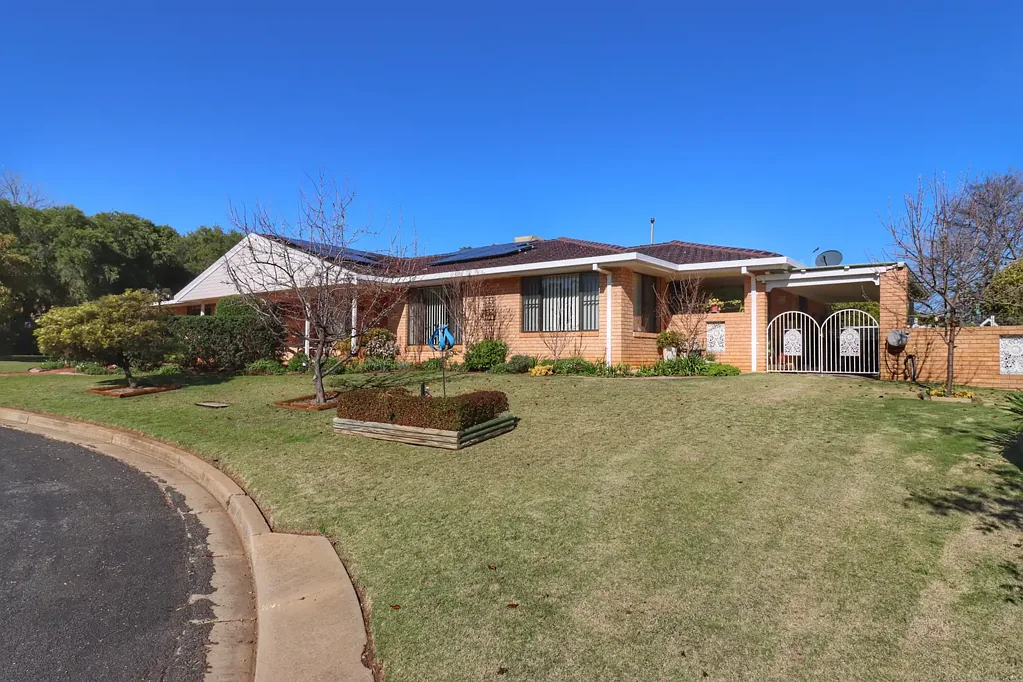 Cowra 4Habitaciones A beautifully presented 4-bedroom residence offering luxury, lifestyle and space in a highly sought-after cul-de-sac location.