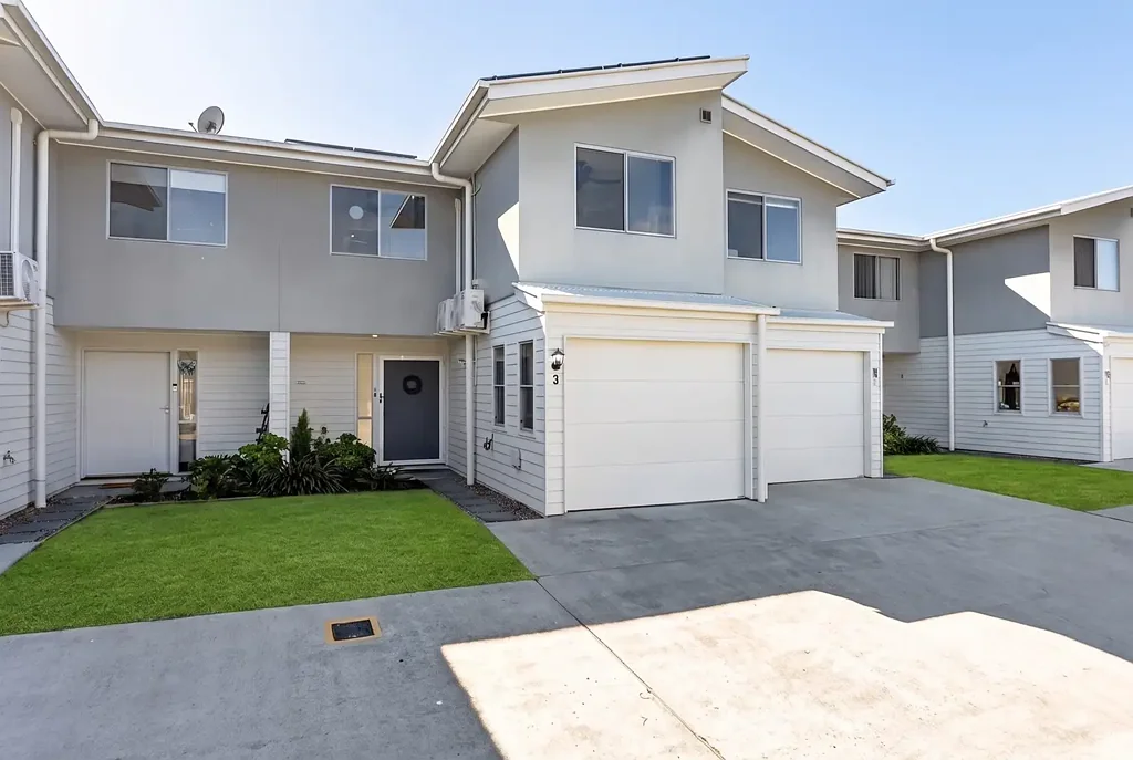 Coomera 3房  Immaculate Townhouse Living