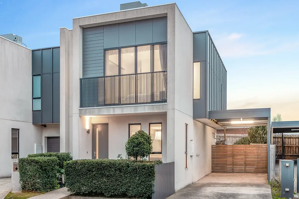 Cheltenham 3ਬੈੱਡਰੂਮ Contemporary Elegance in a Lifestyle Location
