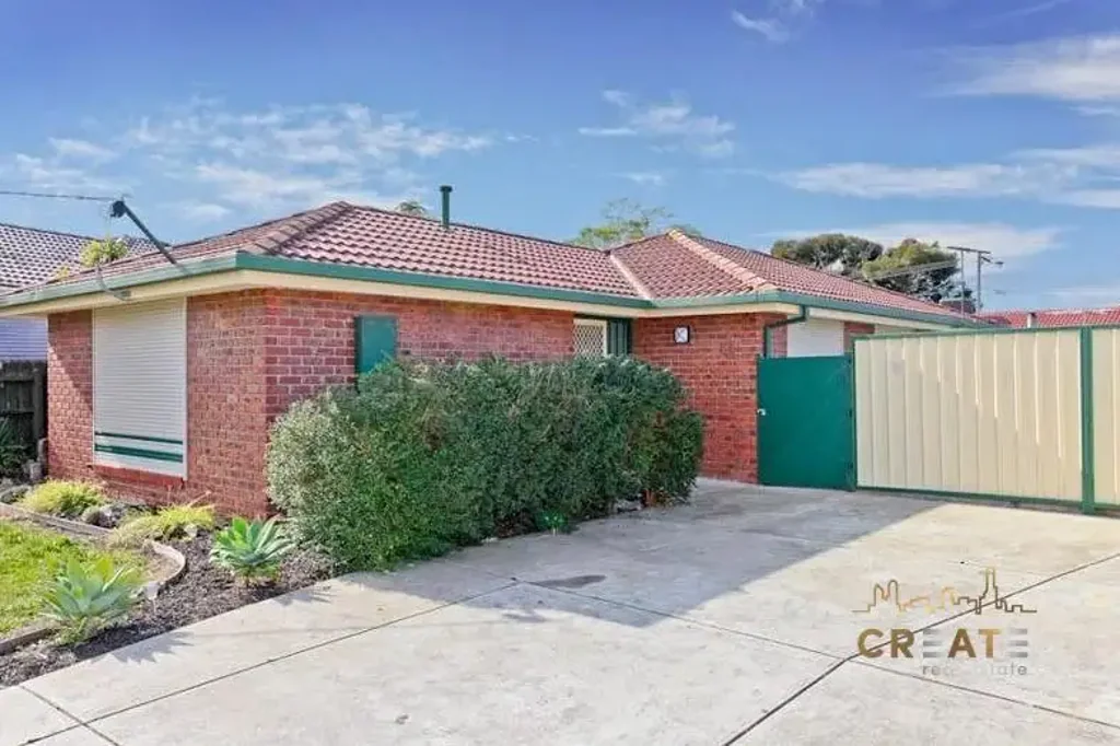 SPACIOUS FAMILY HOME WITH PARKLAND VIEWS