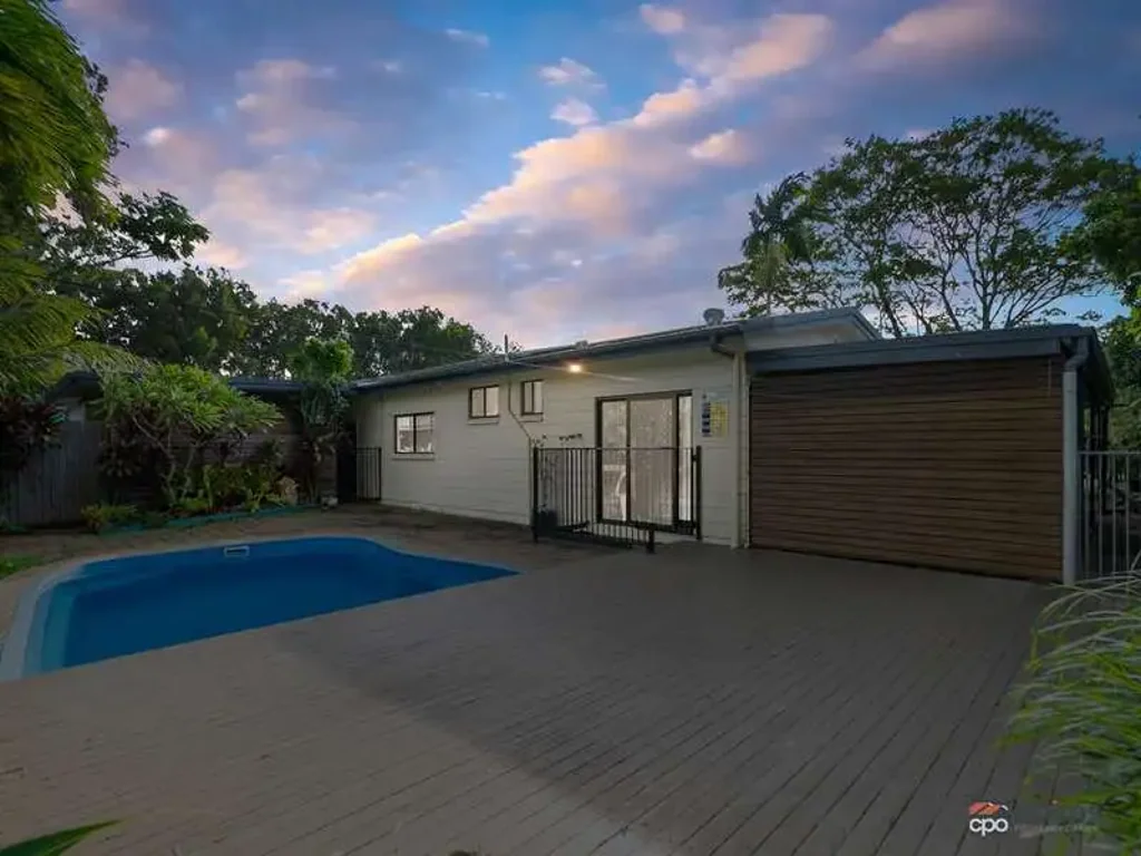 Trinity Beach 4Kwarto A Rare Find: Versatile Family Home with Pool, Shed and Endless Potential
