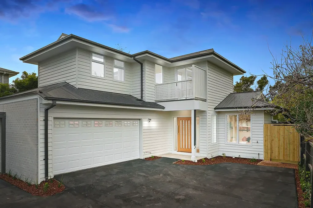 Ringwood East 4房 全新后置住宅 宁静庭院 私密主卧套 石材厨台 无缝室内外 双车位内廊 优质学区 便捷交通 Stylish Brand-New Family Living in a Prime Location