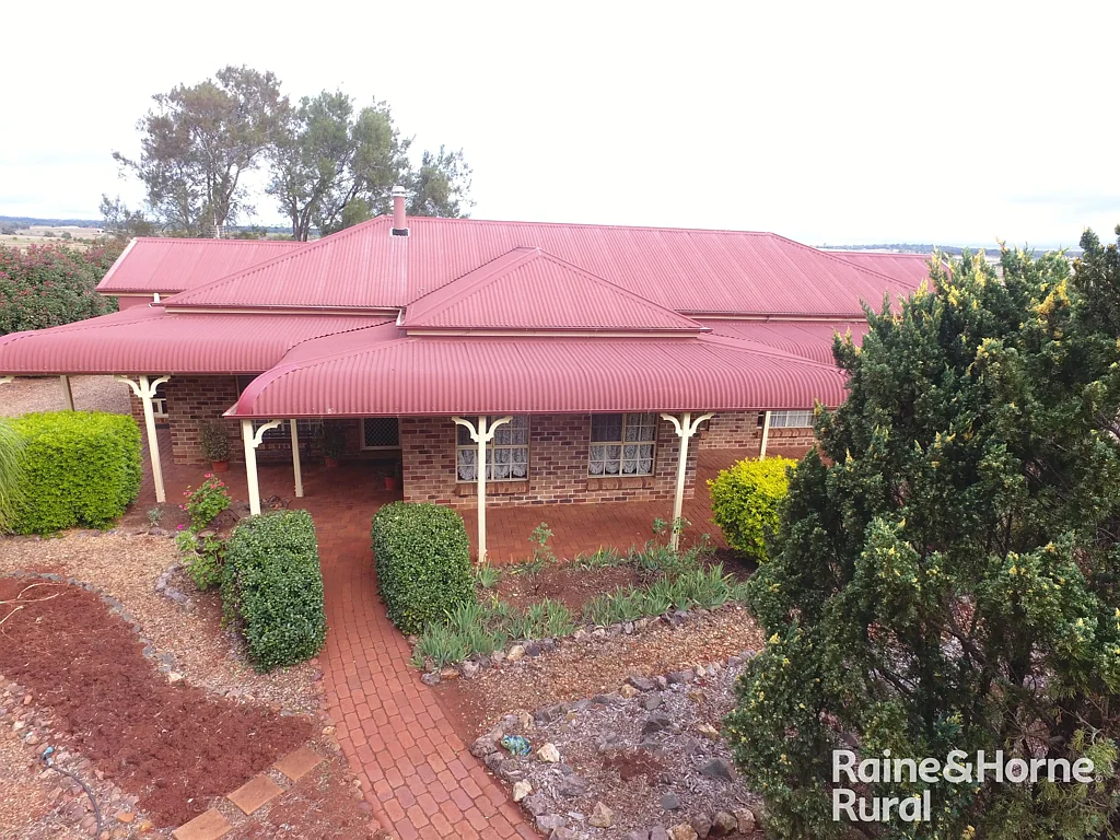 Kingaroy 4ਬੈੱਡਰੂਮ Modern Colonial set on nearly 1 Acre.!!!