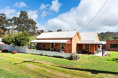 Guildford 3房  Charming Brick Cottage with Country Views