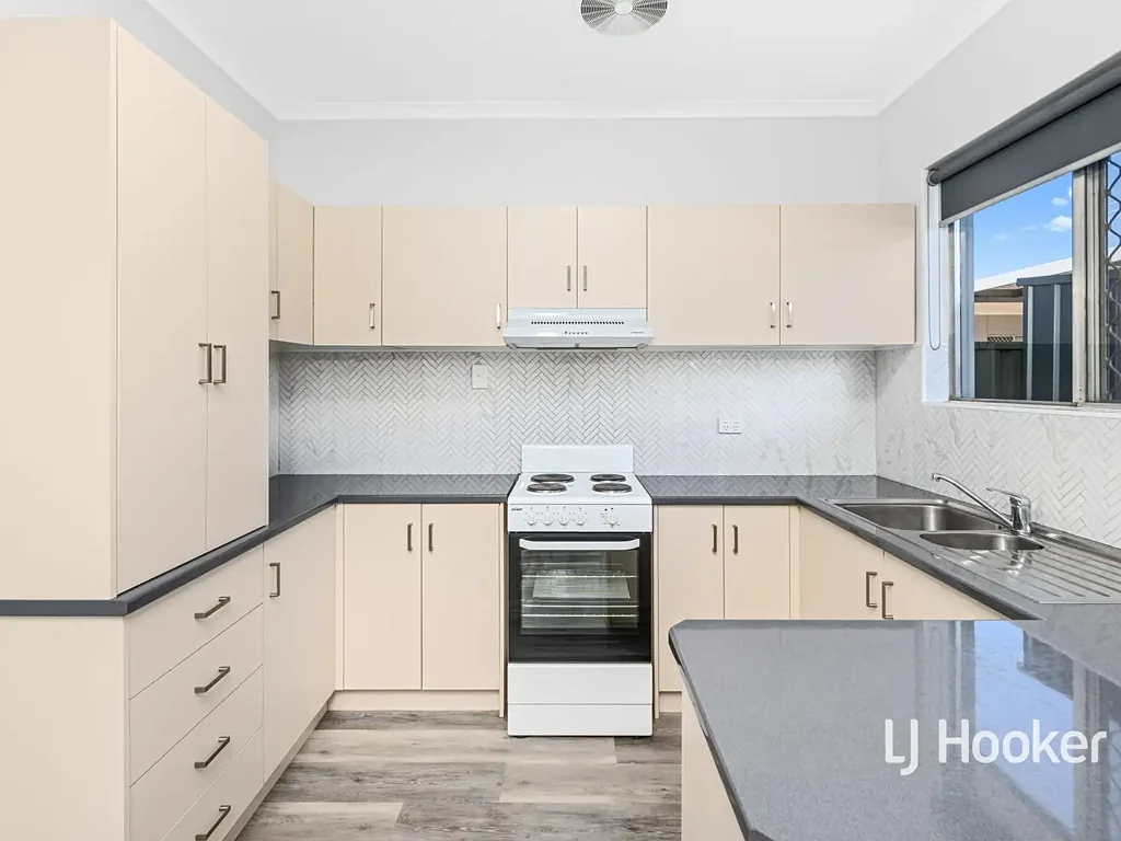 Gillen 2कमरा Corner-Positioned with Views to Inspire