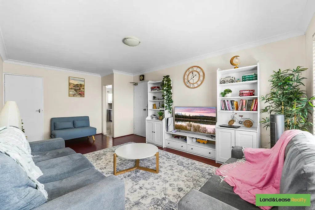 Lakemba 2Habitaciones Top Floor Apartment with North-Facing Balcony, City Views & Lock-Up Garage