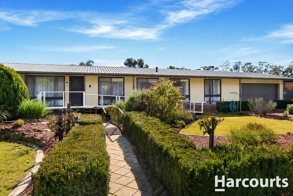 Warracknabeal 3房  Spacious living with a river view