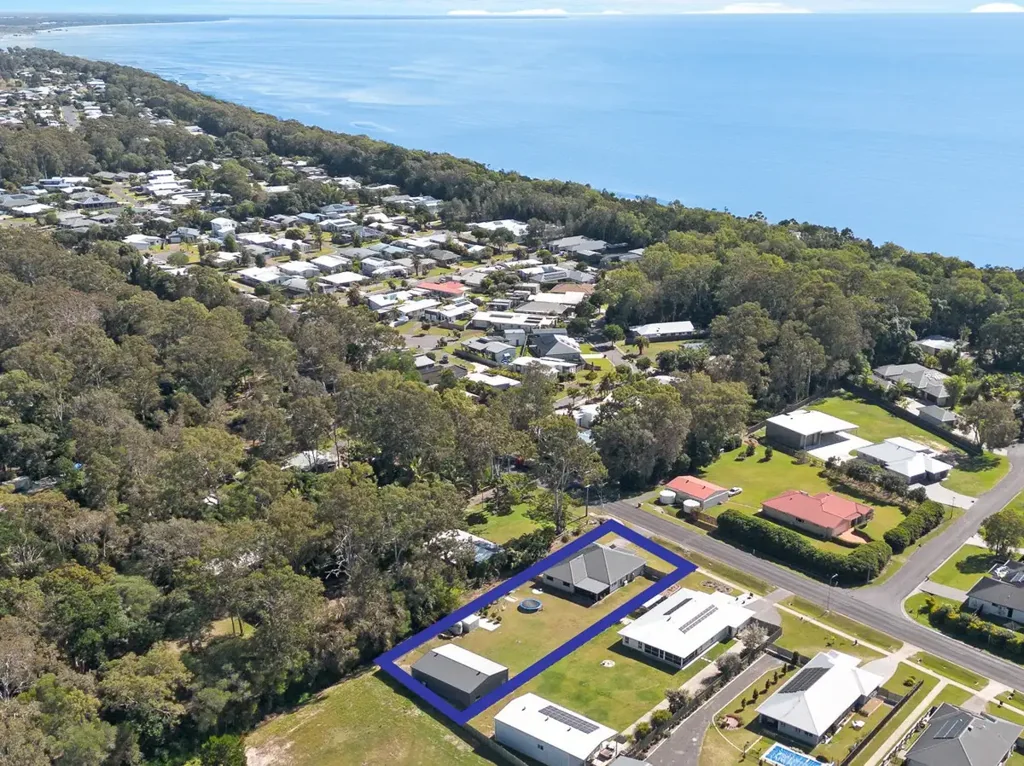 Toogoom 4 Bedroom Modern Four Bedroom Home With Shed - Only 350m Walk To The Beach!