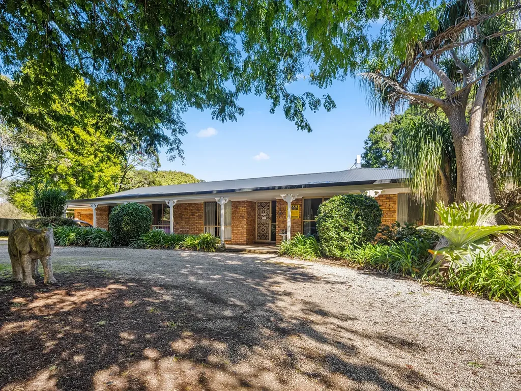 Bonville 3Zimmer An excellent opportunity awaits you.  Flat acres, country lifestyle, 3 bedroom house and an income all at Bonville!