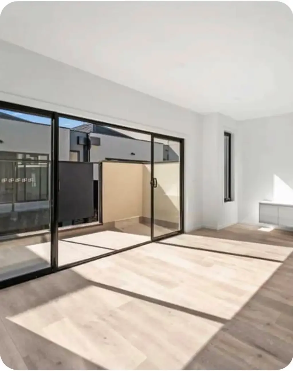 Comfortable and Convenient Modern Townhouse in the heart of Roxburgh Park